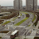 846175 Gezicht op de Beneluxlaan te Utrecht, met op de voorgrond de kruising met de Vasco da Gamalaan en op de ...